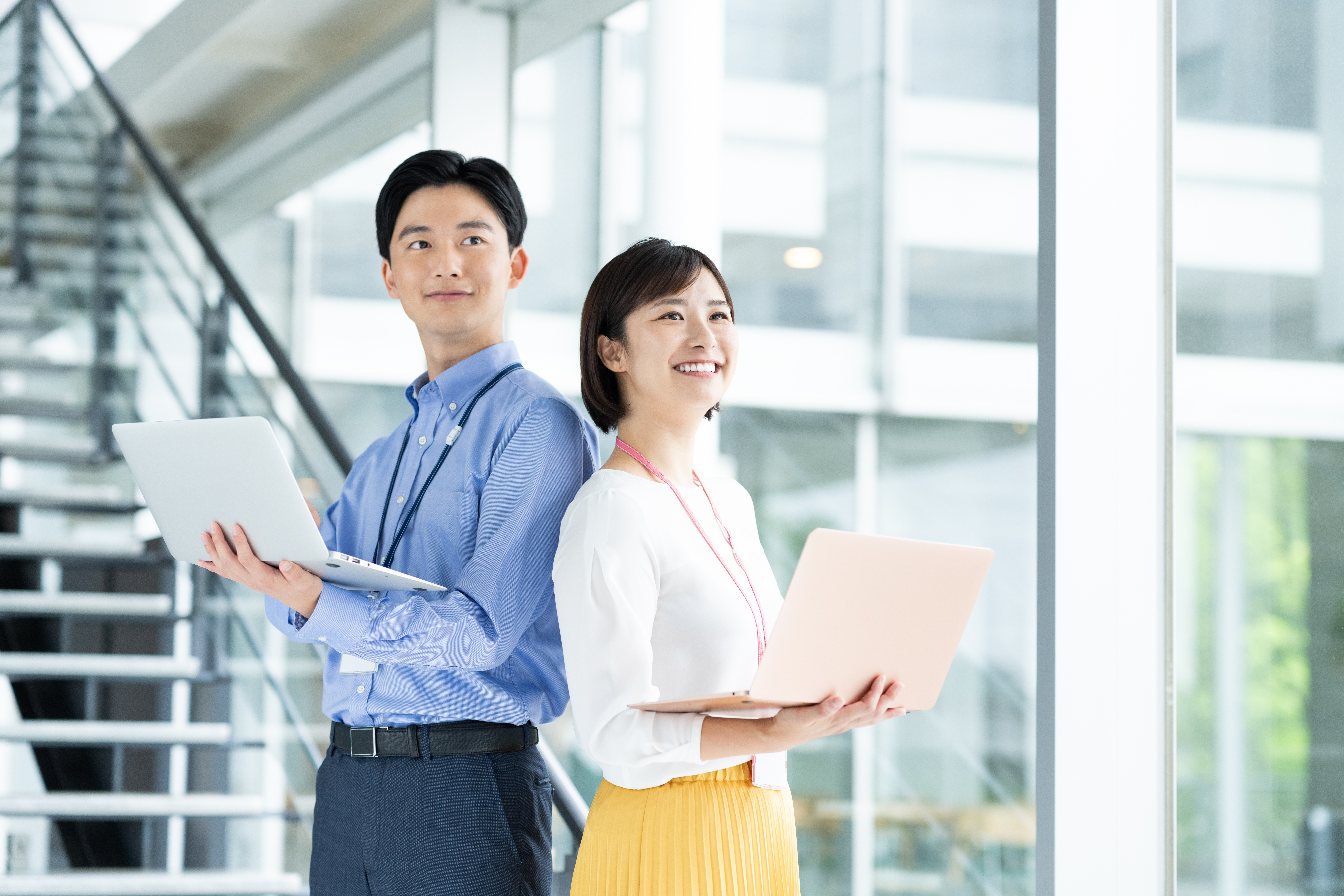 社員同士で話し合う様子